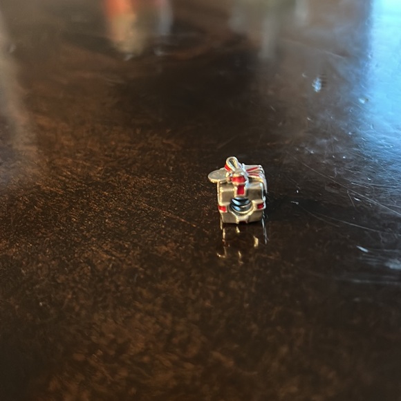 Pandora charm- gift box with red ribbon and dangling tag. - Picture 3 of 6